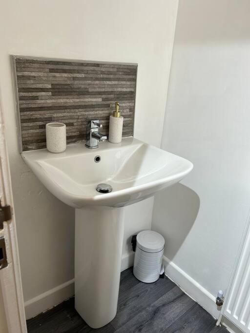 Spacious Homely 3 Bed Property Newcastle-under-Lyme Eksteriør bilde