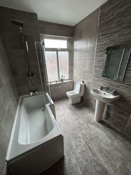 Spacious Homely 3 Bed Property Newcastle-under-Lyme Eksteriør bilde