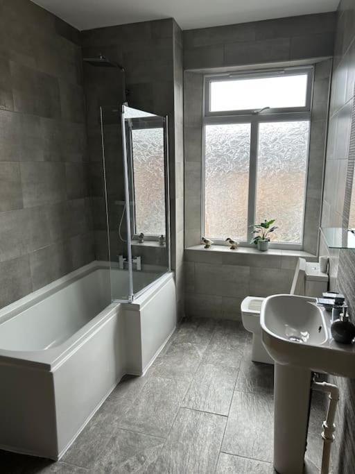Spacious Homely 3 Bed Property Newcastle-under-Lyme Eksteriør bilde