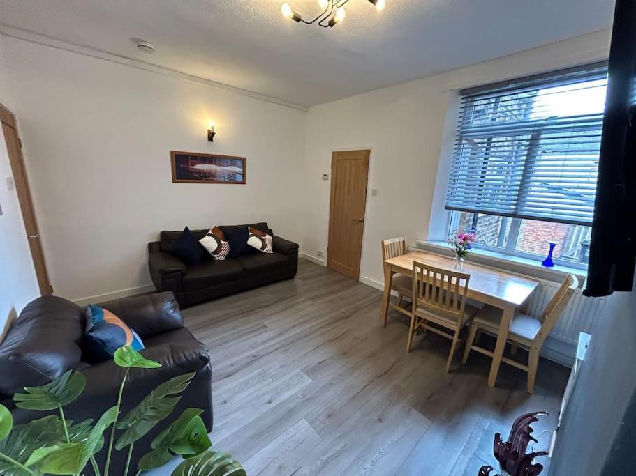 Spacious Homely 3 Bed Property Newcastle-under-Lyme Eksteriør bilde